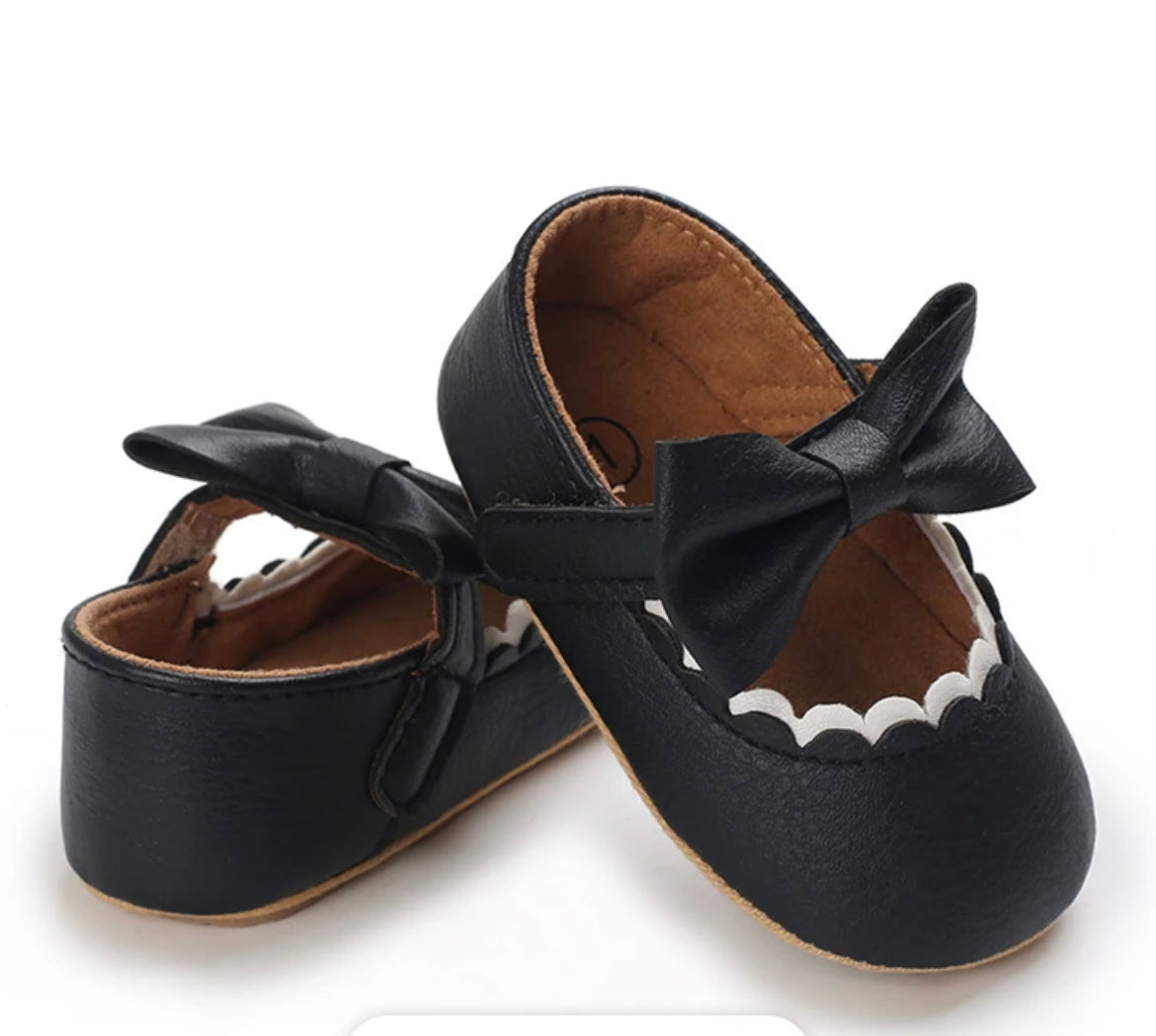 Leather baby sandal with bow